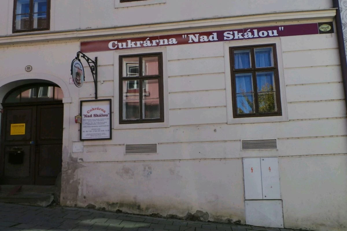 Exteriér Cukrárny Nad Skálou v Třebíči