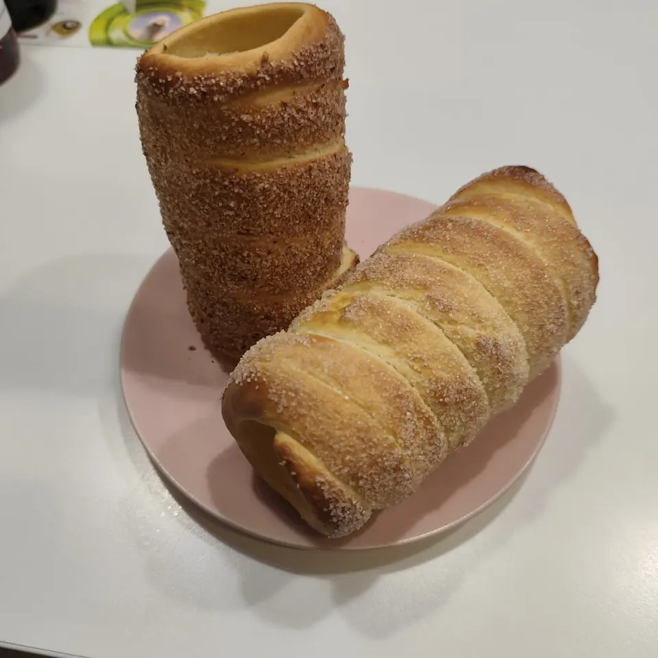 Dva trdelníky na růžovém talíři