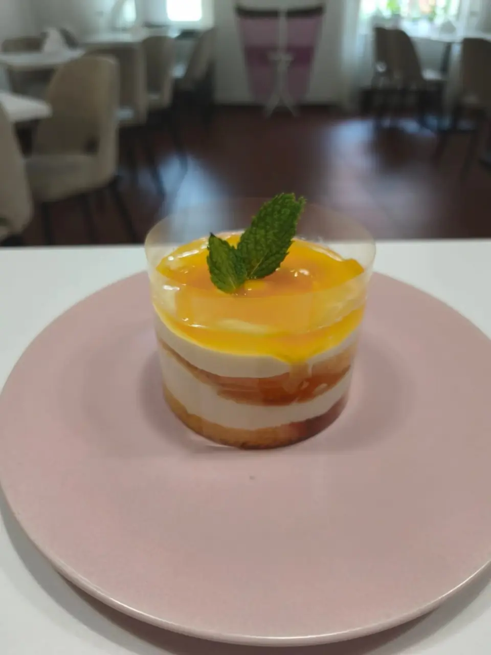 Dortík Tropicana s ovocnou vrstvou a mátou